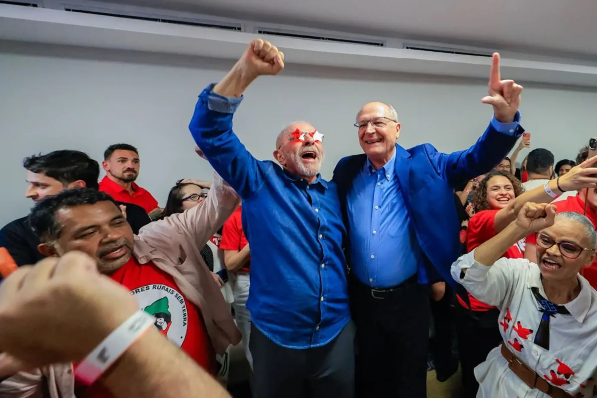 Dez das 12 pesquisas divulgadas na véspera do 2º turno disseram que Flávio seria eleito