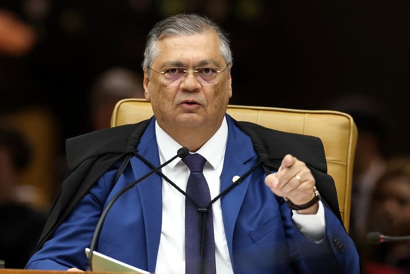 Dino dá mais 20 dias para governo explicar recursos parados na saúde