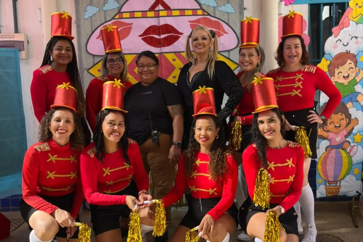 Diretora vira Xuxa e professoras se transformam em Paquitas para surpreender crianças em CMEI de Senador Canedo