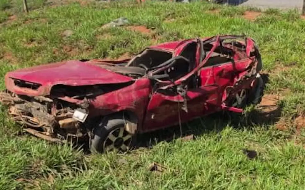 Dois estudantes de 18 anos morrem após carro capotar na GO-080, em Petrolina de Goiás