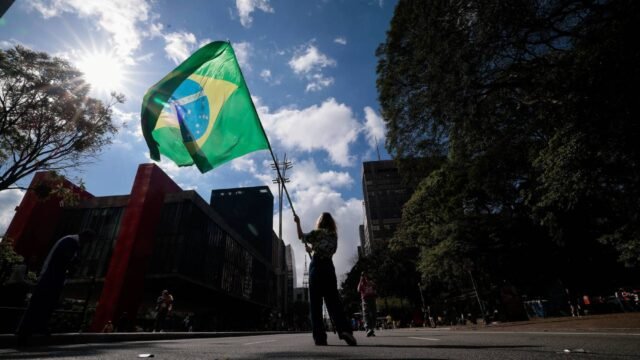 Domingo de manifestação: Paulista e Copacabana recebem atos uma semana antes do 2º turno