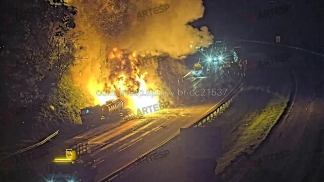Duas carretas pegam fogo após batida e bloqueiam o Rodoanel (SP)
