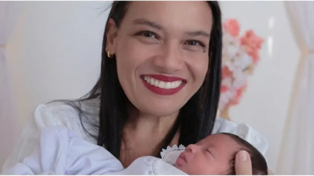 ‘Ela me traz tanta paz e força’: goiana descobre câncer grávida, tem parto antecipado e cuida da filha durante o tratamento