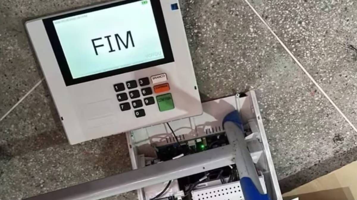 Eleitor arremessa e destrói urna eletrônica em Fortaleza