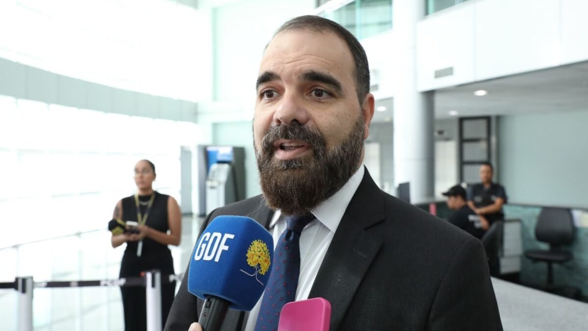 Eleitor é preso após colar tecla 3 de urna eletrônica em Ceilândia, no DF