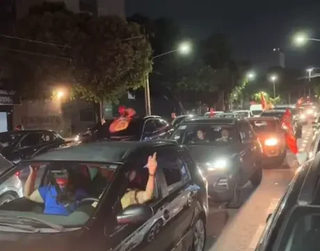 Eleitores de Lula fazem carreata e comemoram resultado das eleições no Centro de Goiânia