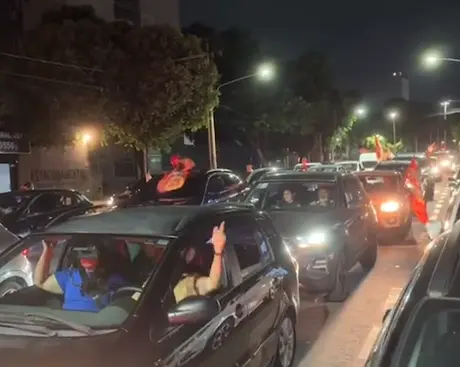 Eleitores de Lula fazem carreata e comemoram resultado das eleições no Centro de Goiânia