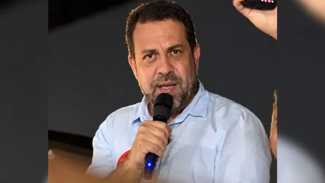 Em Goiânia, Boulos enaltece fim da 6×1, defende Lula e critica Flávio Bolsonaro
