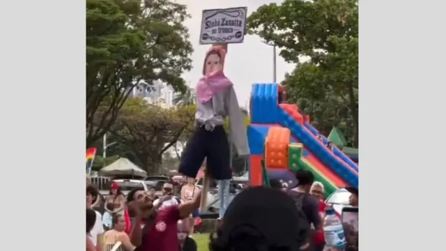 Em Goiânia, manifestantes pró-Lula açoitam boneco de Júlia Zanatta