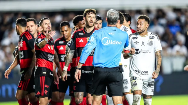 Em nota, Flamengo critica arbitragem e decisões de Anderson Daronco contra o Santos
