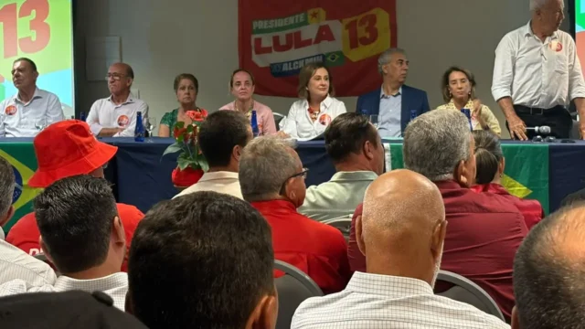 Encontro do centro democrático reúne partidos, aliados e autoridades políticas em apoio a Lula
