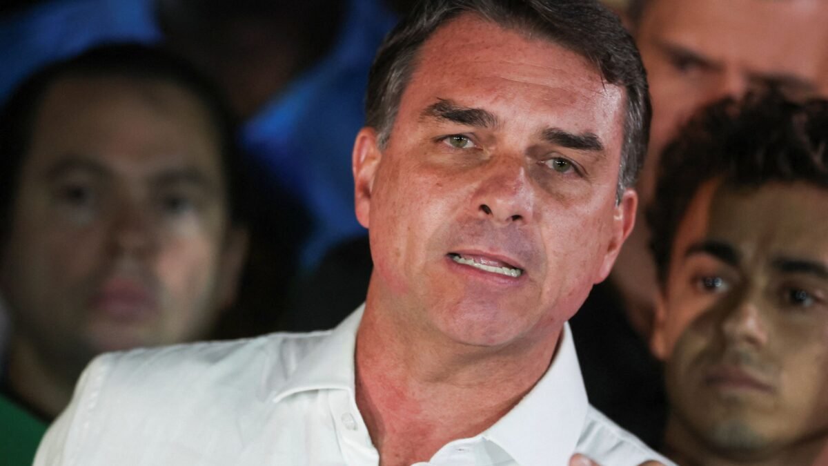 Enquanto está nos EUA, Flávio Bolsonaro custa ao menos R$ 366 mil por mês aos cofres públicos