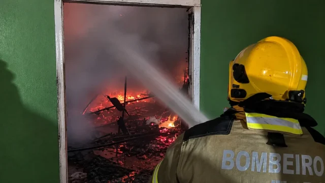 Família é surpreendida por incêndio durante a madrugada em Jataí