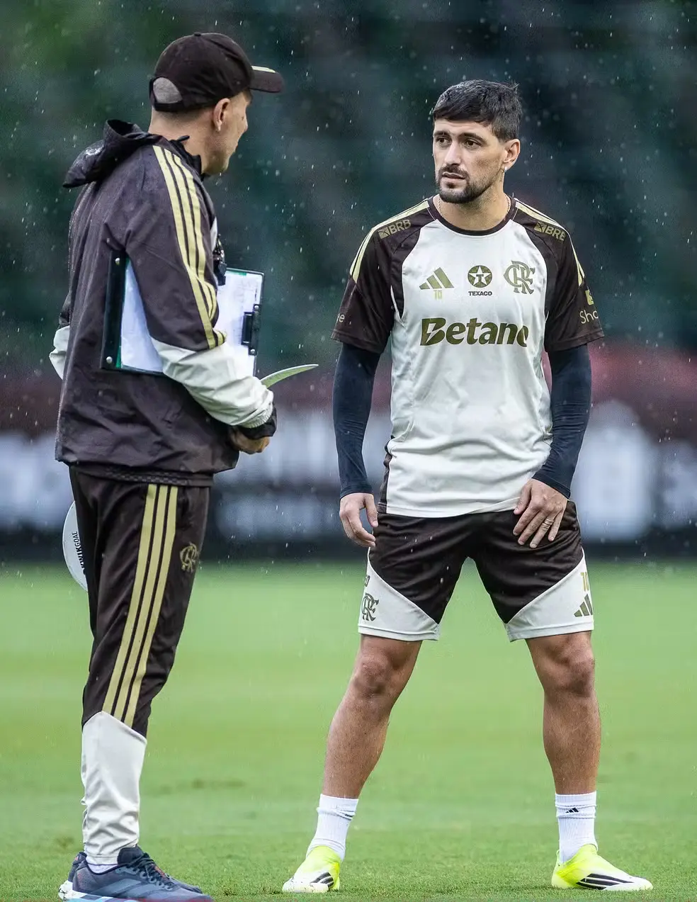 feed-image-1792444258 Arrascaeta deve desfalcar Flamengo contra Estudiantes no jogo de volta da Libertadores