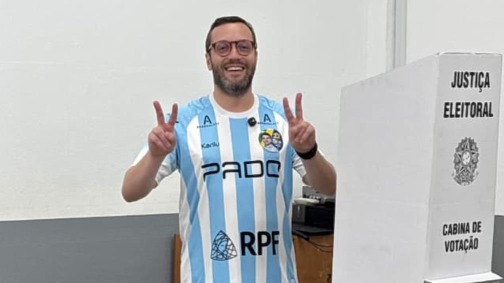 Filipe Barros vota em Londrina e cita prioridades para o mandato no Senado