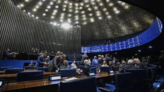 Fim da escala 6×1: governo Lula tenta votar semana que vem e oposição busca adiar votação