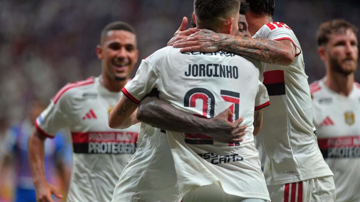 Flamengo domina o Bahia na Fonte Nova, vence por 3 a 0 e volta para a liderança