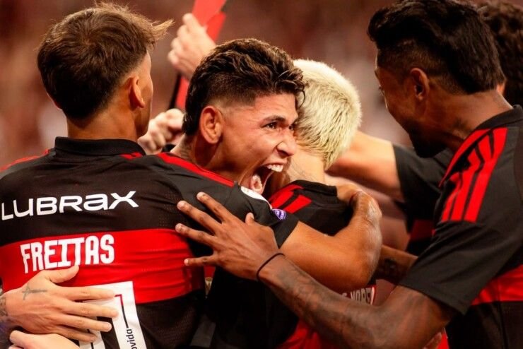 Flamengo vence o Fluminense no Maracanã e mantém liderança do Brasileirão