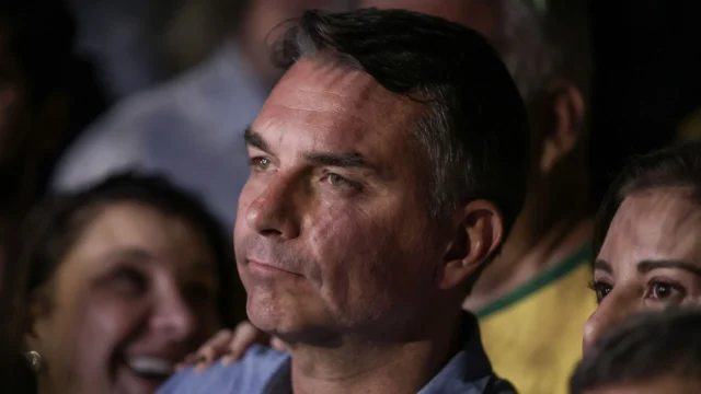 Flávio Bolsonaro aciona Justiça Eleitoral e acusa diretor da PF de uso político da corporação