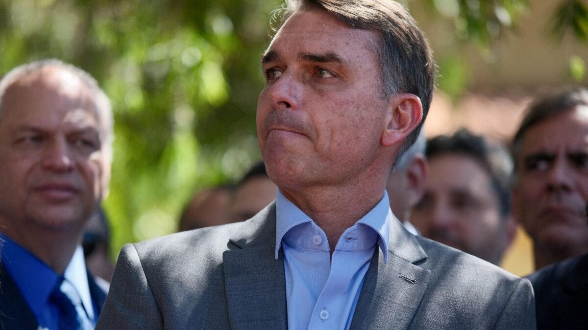 Flávio Bolsonaro amplia alianças e recebe apoio de partidos do Centrão, governadores e ex-adversários