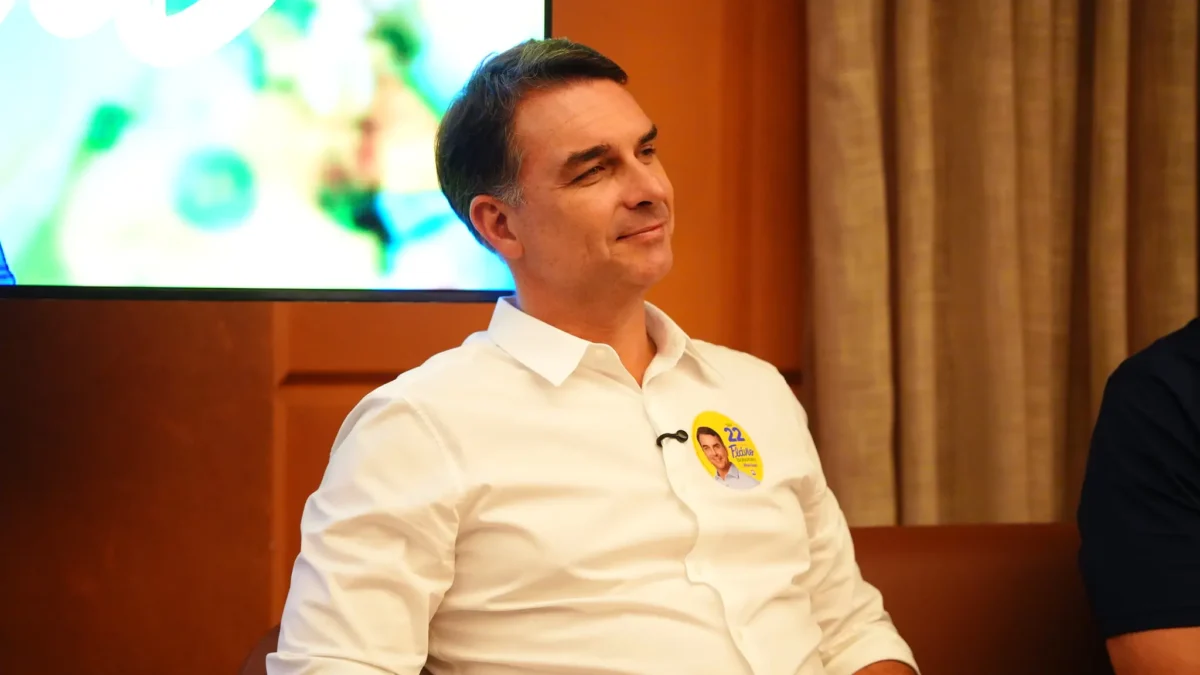 Flávio Bolsonaro cancela ida a debate da Band e diz que não sabe se vai ao da Globo