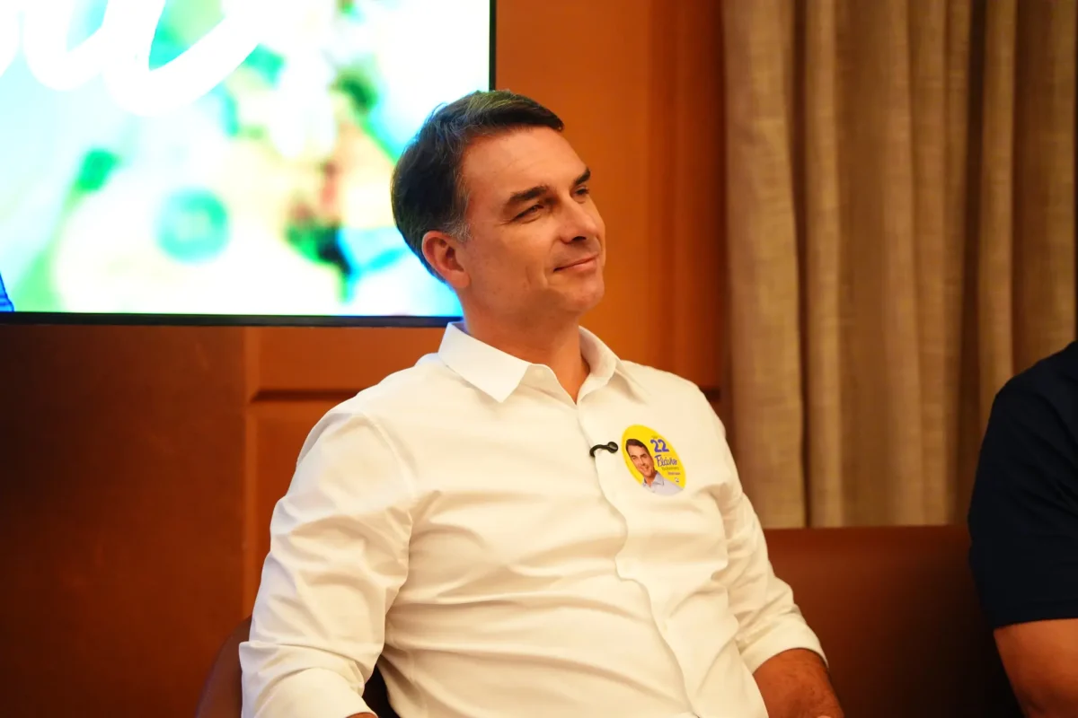 Flávio Bolsonaro cancela ida a debate da Band e diz que não sabe se vai ao da Globo