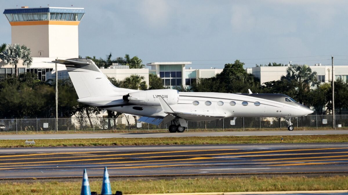 Flávio Bolsonaro chega a Miami após deixar o Brasil