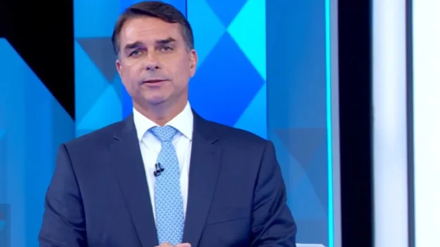 Flávio Bolsonaro comete gafe ao vivo ao confundir nome de mãe de menina morta em debate