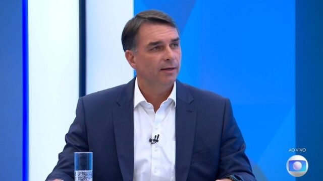 Flávio Bolsonaro defende armas para proteger propriedades e famílias