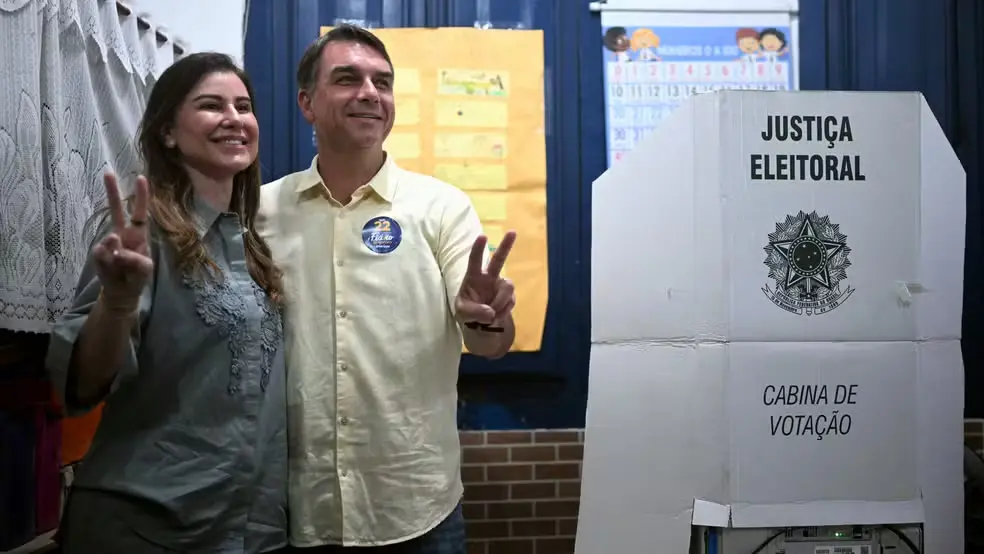 Flávio Bolsonaro defende mudança após registrar voto no Rio de Janeiro