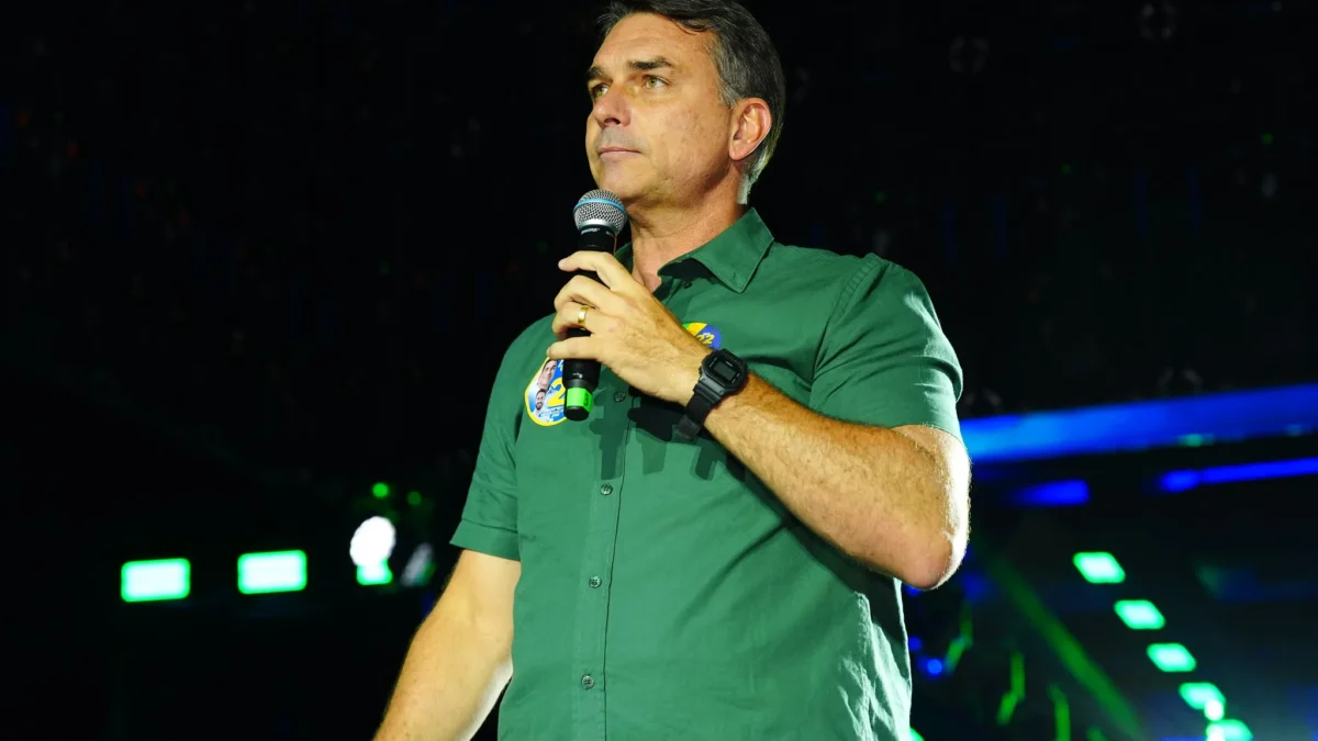 Flávio Bolsonaro deixa o Brasil e deve chegar em Miami nesta terça