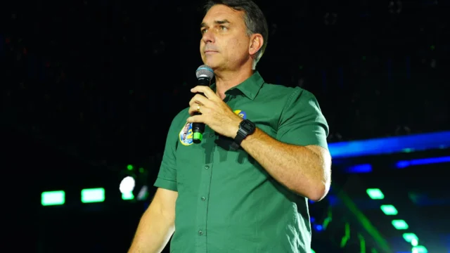 Flávio Bolsonaro deixa o Brasil e deve chegar em Miami nesta terça