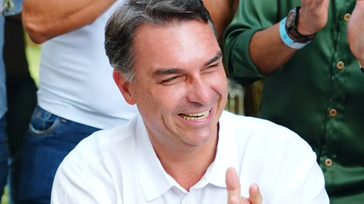 Flávio Bolsonaro descumpre prazo para entregar passaporte e PF cancela documento