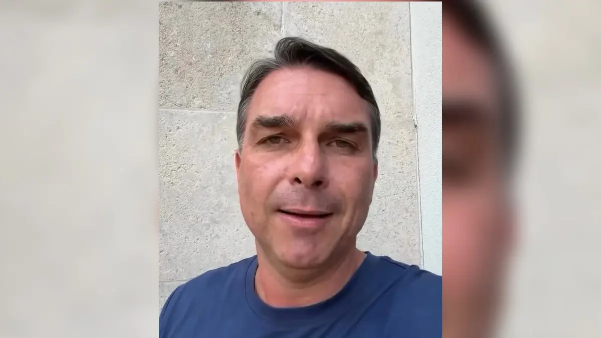 Flávio Bolsonaro disse, na segunda-feira, que nunca pensou em sair do país