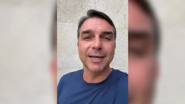 Flávio Bolsonaro diz que foi intimado pela PF a entregar passaporte e que está proibido de deixar o país