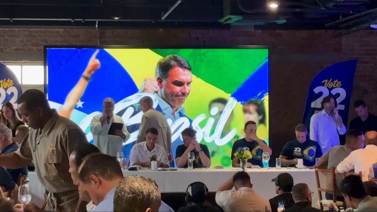 Flávio Bolsonaro diz que manterá programas sociais se for eleito presidente