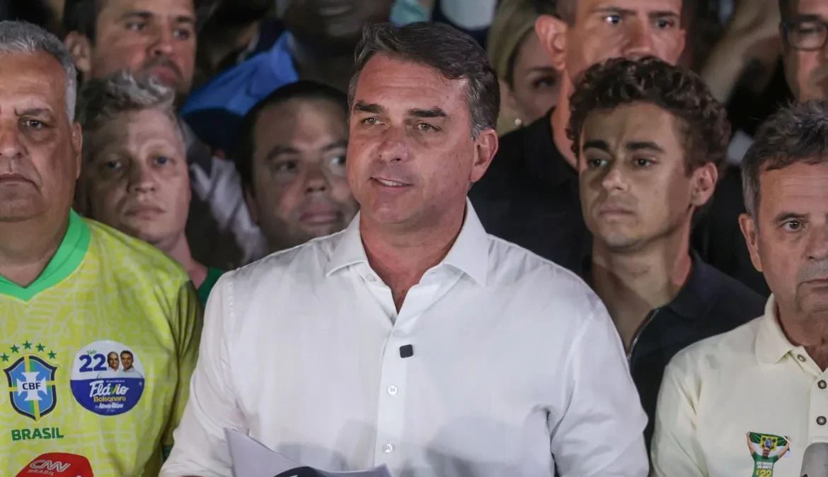 Flávio Bolsonaro diz que pode voltar a disputar a Presidência antes de 2030