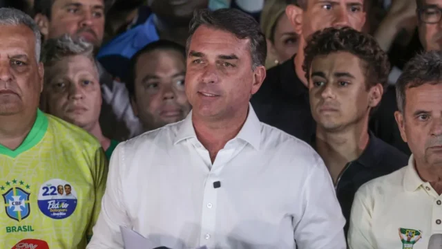 Flávio Bolsonaro diz que pode voltar a disputar a Presidência antes de 2030