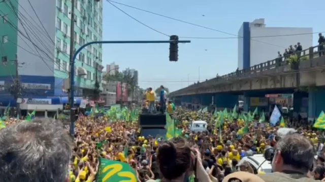Flávio Bolsonaro diz que receberá faixa presidencial do pai em janeiro de 2027