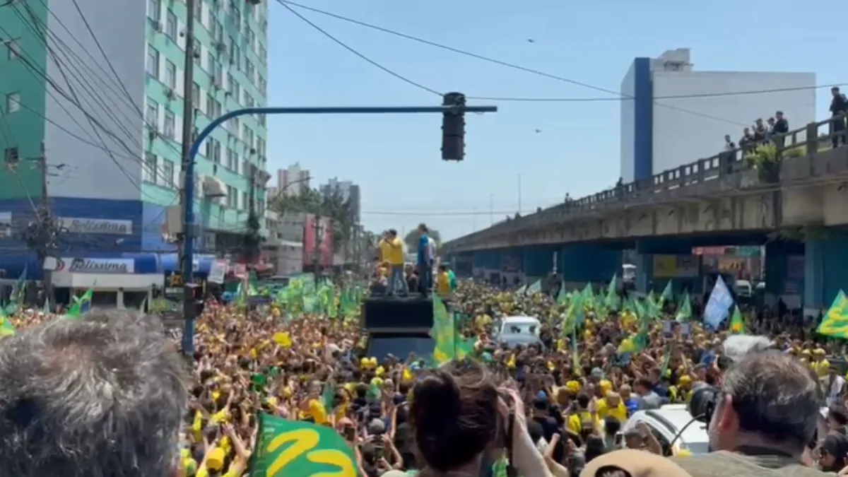 Flávio Bolsonaro diz que receberá faixa presidencial do pai em janeiro de 2027
