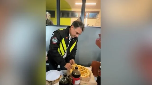 Flávio Bolsonaro entrega pizzas e se reúne com motoboys na Avenida Paulista, em SP