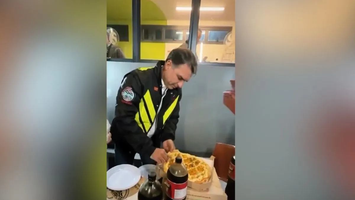 Flávio Bolsonaro entrega pizzas e se reúne com motoboys na Avenida Paulista, em SP