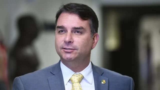 Flávio Bolsonaro fala em usar maioria na Câmara e no Senado para mudar Constituição