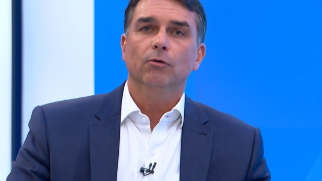 Flávio Bolsonaro fala sobre Jair e Eduardo em entrevista para a Globo