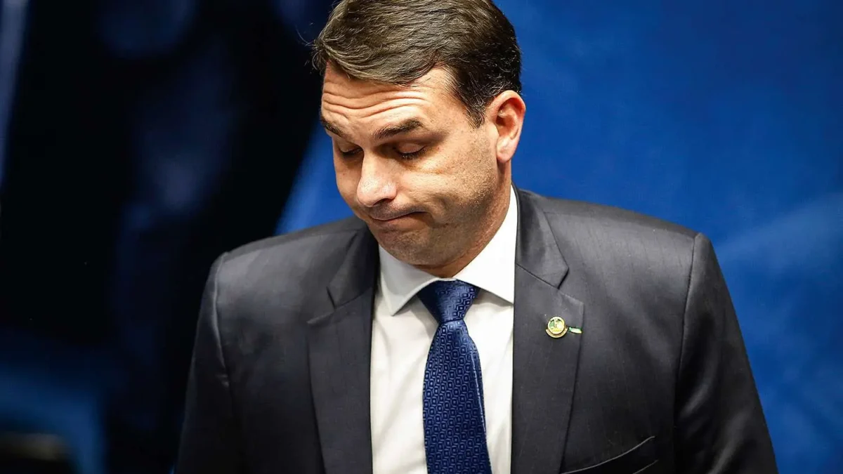 Flávio Bolsonaro ficará sem cargo público pela 1ª vez em 24 anos