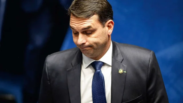 Flávio Bolsonaro ficará sem cargo público pela 1ª vez em 24 anos