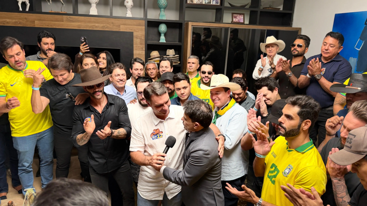 Flávio Bolsonaro grava vídeos de apoio com mais de 30 artistas sertanejos em Goiás