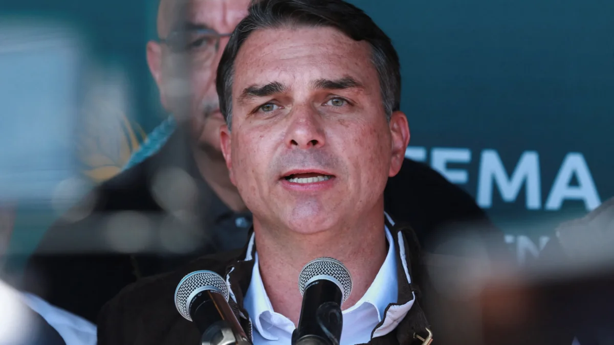 Flávio Bolsonaro leva à Justiça Eleitoral caso de xingamentos no canal da Casa Civil