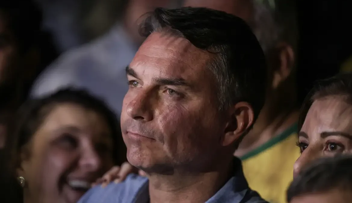 Flávio Bolsonaro não reconhece derrota e diz que vai pedir anulação das eleições