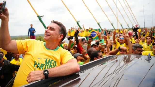Flávio Bolsonaro participa de agenda com sertanejos em Goiás